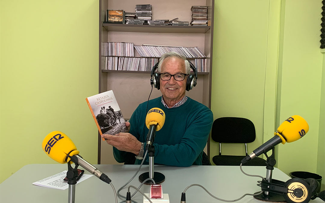 Antonio Espinosa presenta su libro 'Retazos caspolinos' en Radio Caspe./ P.S.
