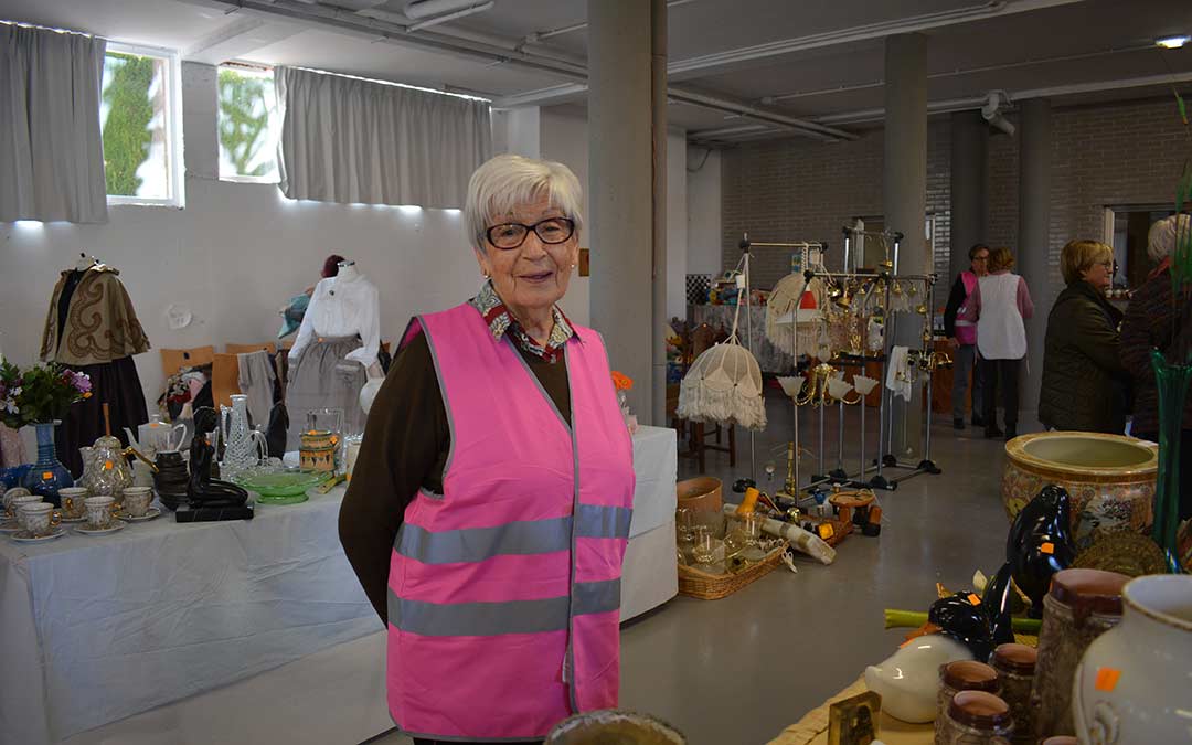 El mercadillo de Manos Unidas cumple su treinta aniversario. En la imagen una de las voluntarias, Asunción Tomeo, este pasado domingo./I.M.