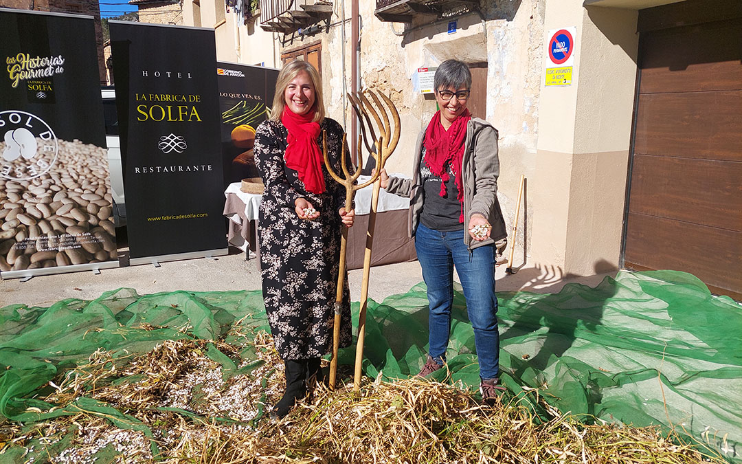 La Directora General de Innovación Agroalimentaria de DGA, Carmen Urbano y Cristina Mallor, responsable del Banco de Germoplasma./Javier de Luna.