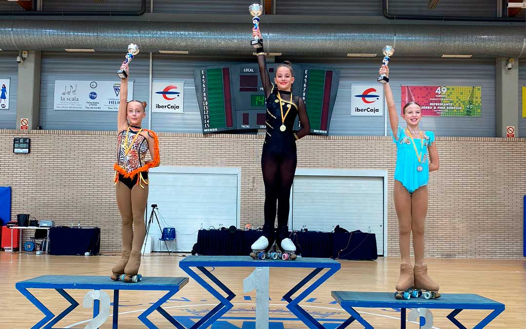 Jimena Bielsa en lo más alto del podium el pasado fin de semana en la IX Copa de Aragón de Patinaje./ Lidia Alegre