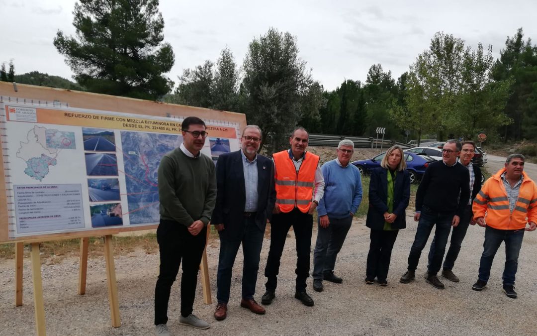 Visita de Bizén Fuster, director general de Carreteras, ayer en las obras ya finalizadas en la carretera A-225./ L. C.