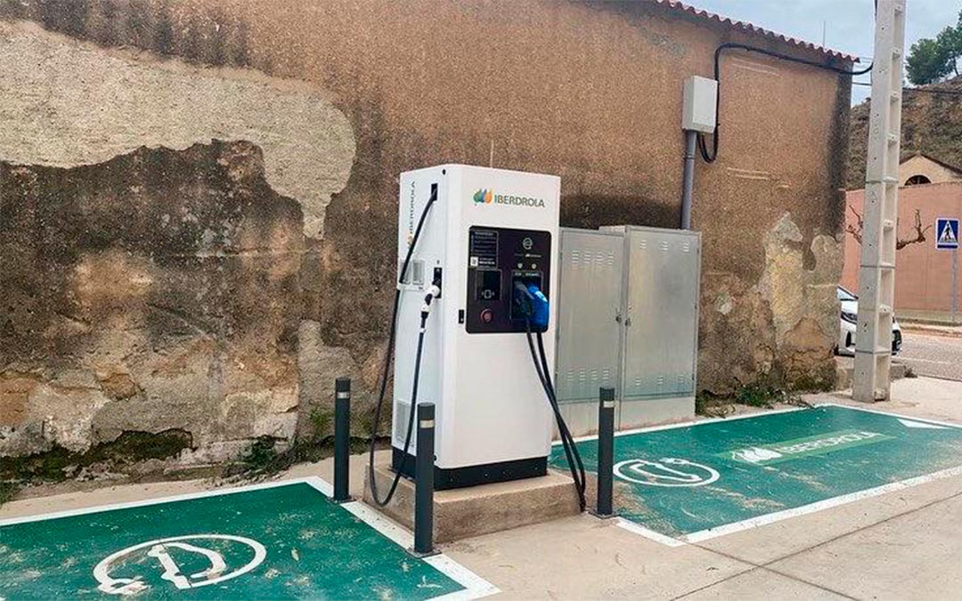 El nuevo poste de recarga rápida cuenta con espacio para estacionar dos vehículos y una segunda toma de recarga lenta./ Ayto, Calaceite