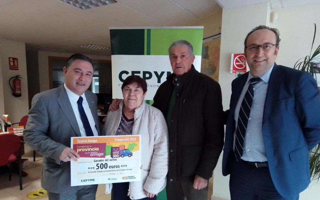 Entrega del premio de la Tarjeta Amiga a Pilar Foz Mir de Torrecilla de Alcañiz./ L. C.