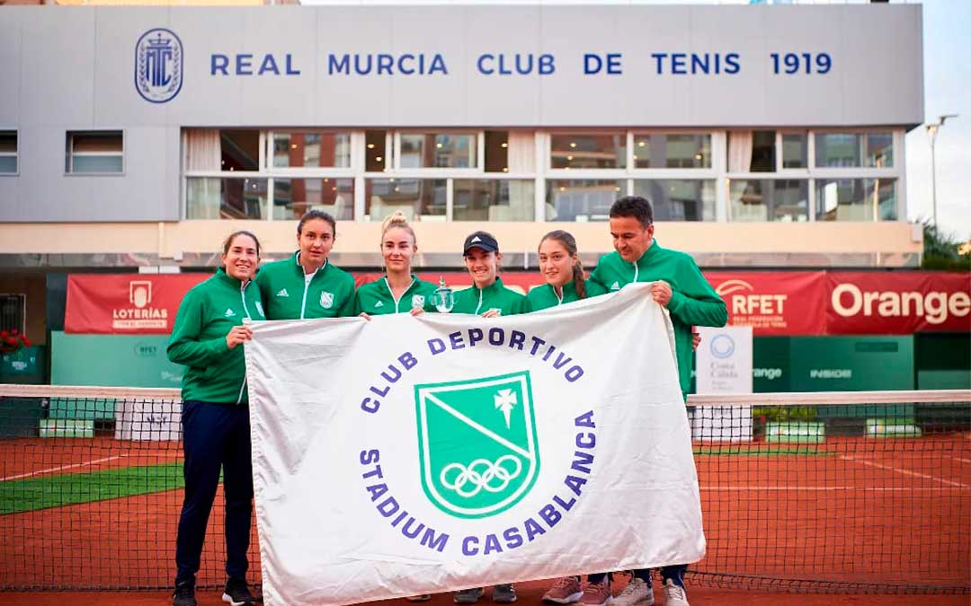 El equipo femenino del Stadium Casablanca, con Irene Burillo en el centro, tras la consecución del título nacional este fin de semana / I.B.