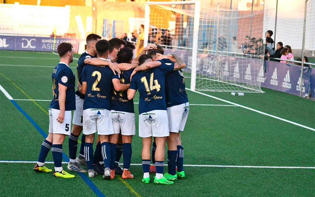 El C.D. Caspe celebra el gol anotado contra el Ejea S.D. en Los Rosales./ Erika Martínez