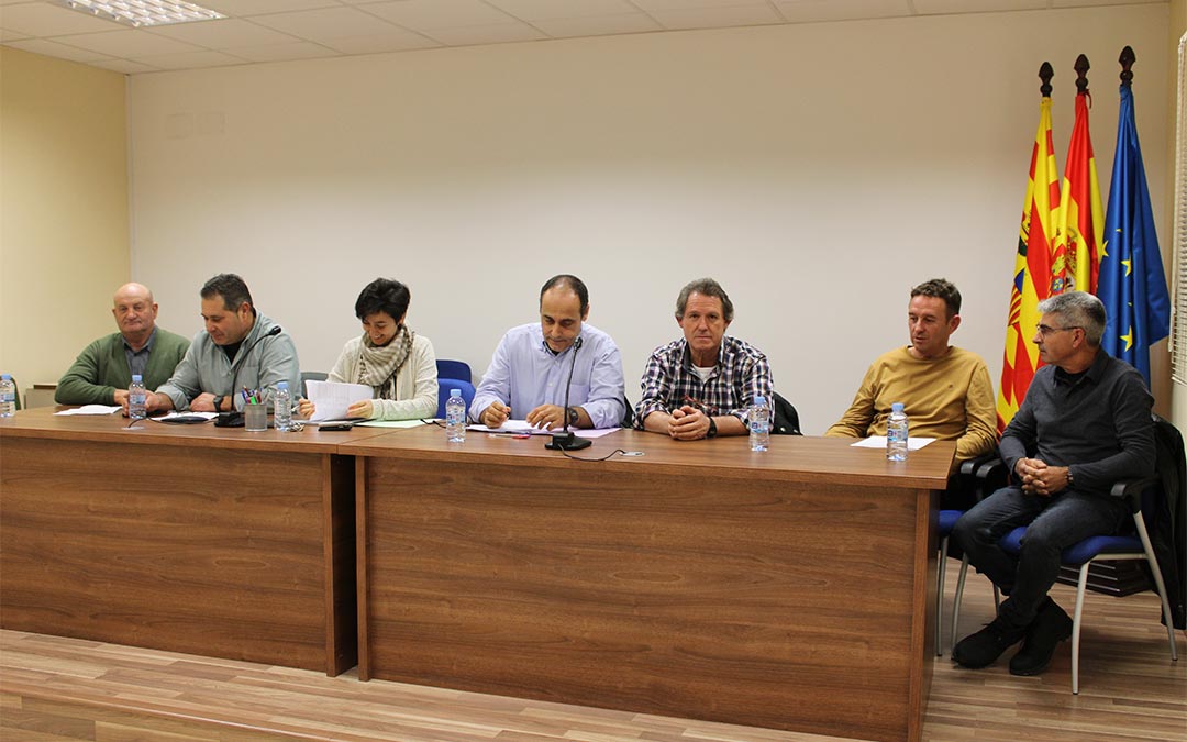 La junta de gobierno de la Comunidad de Regantes de Civán durante la asamblea extraordinaria celebrada en noviembre./ P.S.
