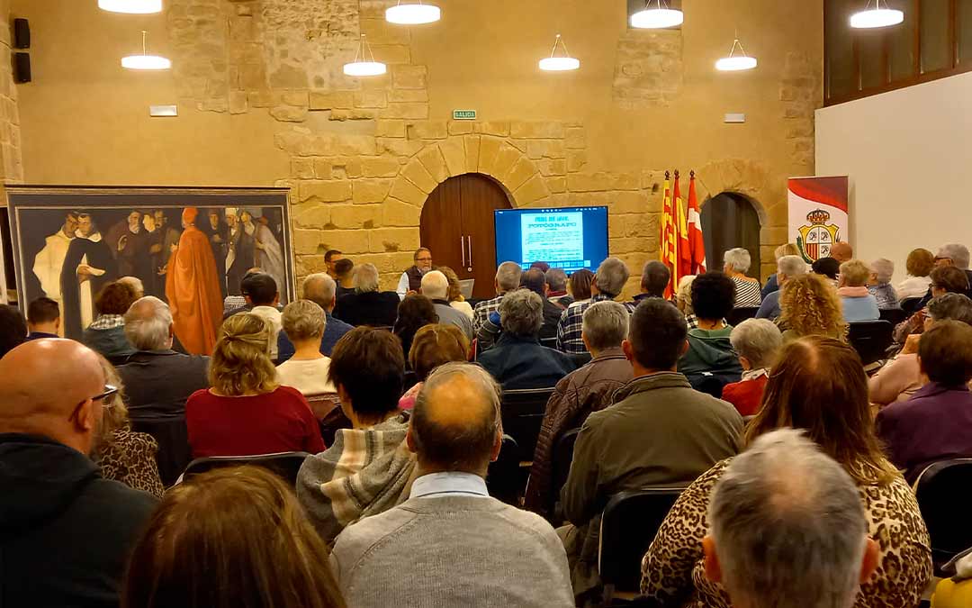 Amadeo Barceló y Alberto Serrano compartieron la historia del cementerio en una conferencia./ L.C.