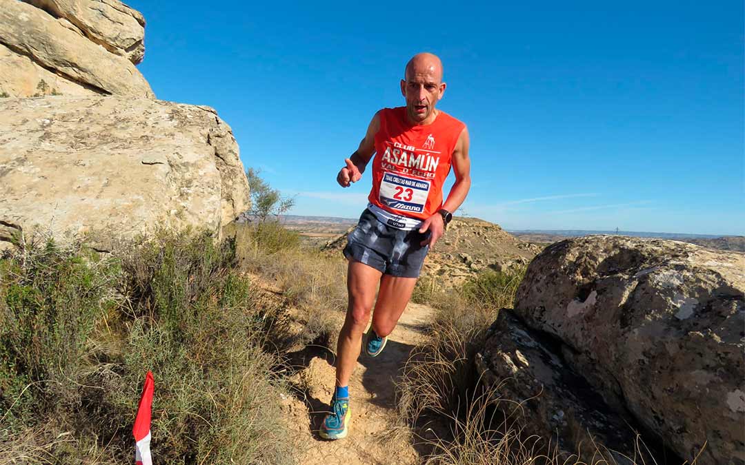 El atleta Antonio Algueta recorrió las crestas del Mar de Aragón./ Ramón Ferrer