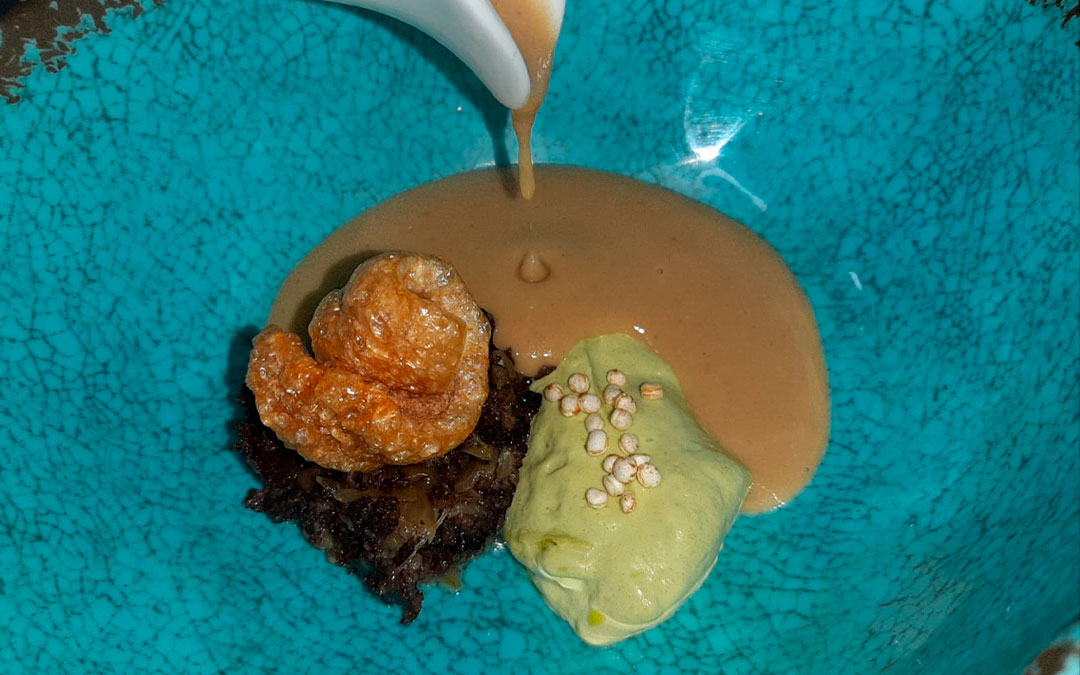 Crema de garbanzos con picadillo de morcilla, alioli de albahaca y corteza de Jamón./ Manuel Barrau