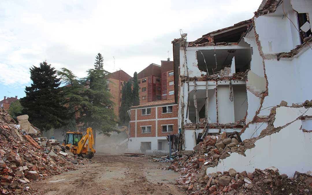 Imagen del derribo del convento de las Dominicas este lunes por la mañana / L. Castel