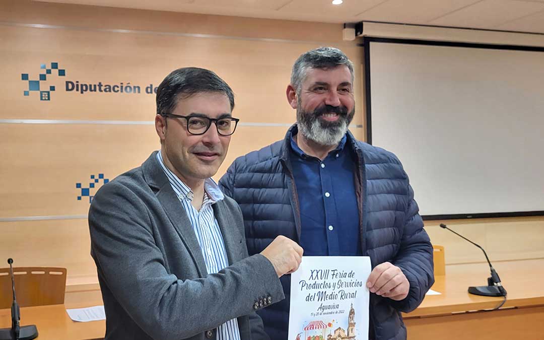Aitor Clemente, alcalde de Aguaviva, y Antonio Pérez, diputado delegado de Agricultura, durante la presentación de la Feria de Aguaviva 2022./ DPT