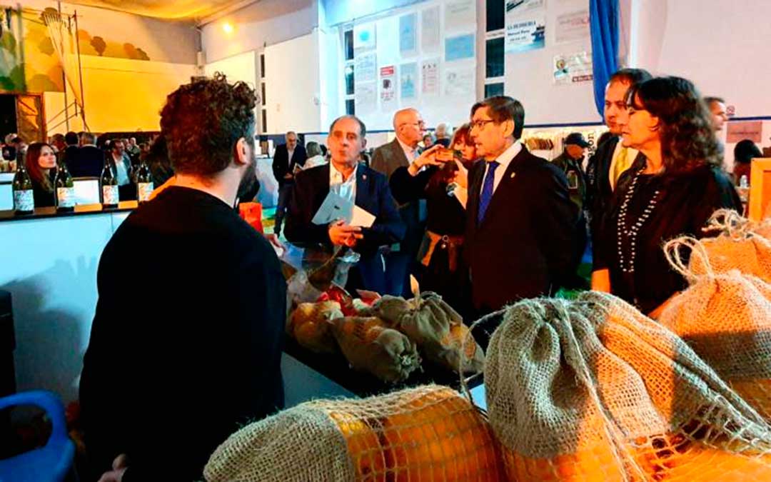 El vicepresidente Aliaga visitó EcoAragón y recorrió varios puestos acompañado de otras autoridades y organización./ DGA
