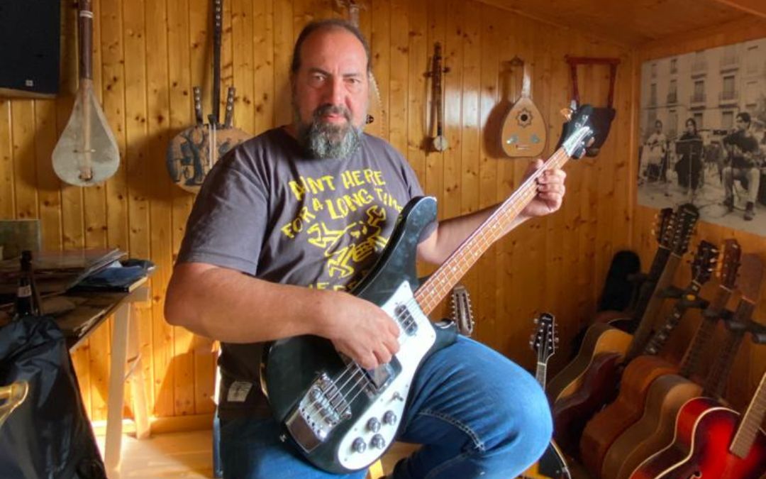 Eduardo Albalat, músico de Castellote, junto a su guitarra en su casa, donde además de tocar colecciona otra gran cantidad de instrumentos./ E. A.