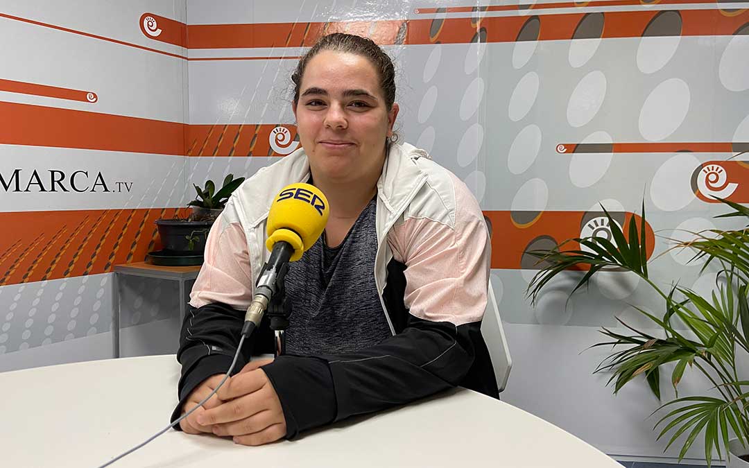 Elena Sanz en el estudio de Radio La Comarca./ A.M.