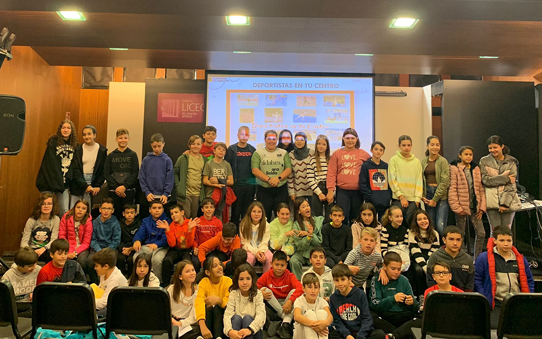 Elena Sanz rodeada de alumnos en una de las charlas, que tuvo lugar en lunes en el Liceo de Alcañiz./ Facebook CEIP Juan Sobrarias