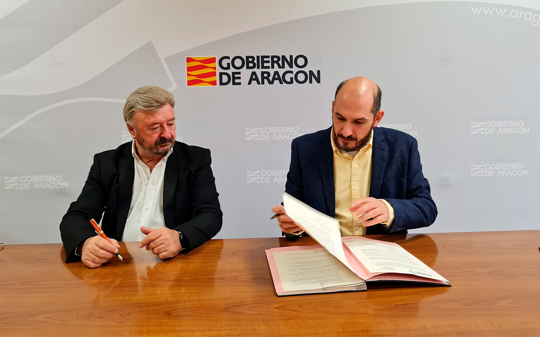 José María Merino y Ciego Bayona, durante la firma del convenio./ DGA