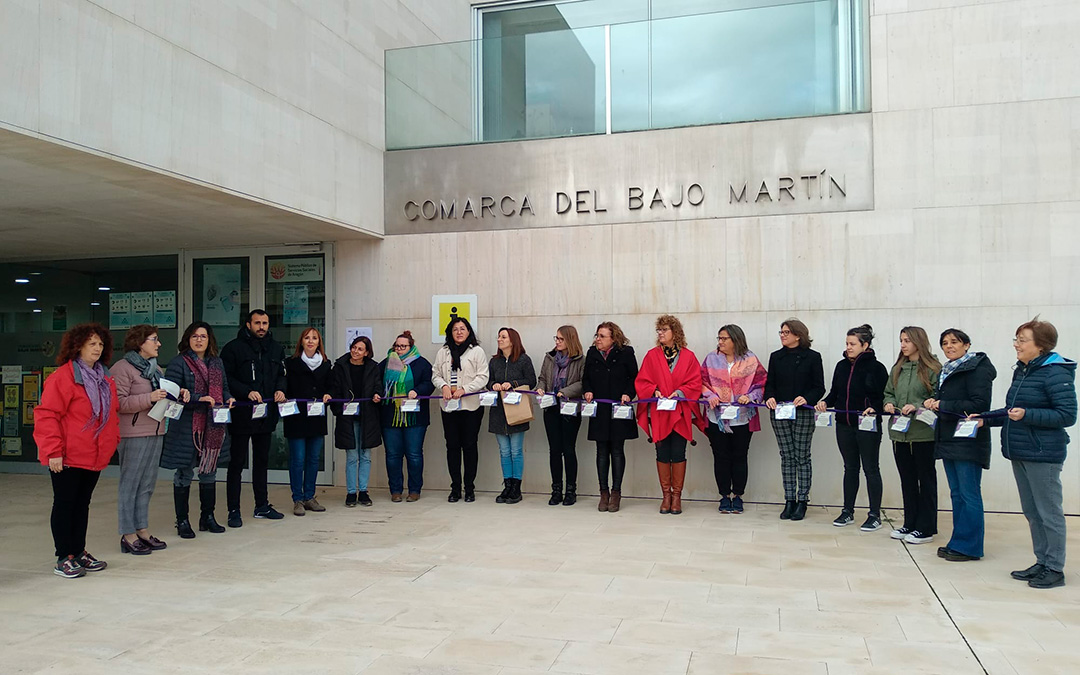 Acto por el 25-N en la sede de la Comarca del Bajo Martín en Híjar con el hilo morado protagonista. / L.C.