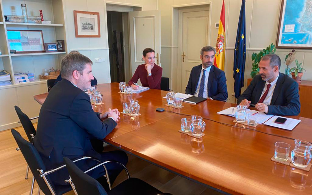 El alcalde de Alcañiz, Ignacio Urquizu, mantiene un encuentro con el secretario de Estado de Infraestructuras del Ministerio de Transporte, Movilidad y Agenda Urbana, Xavier Flores./ Ayto. de Alcañiz