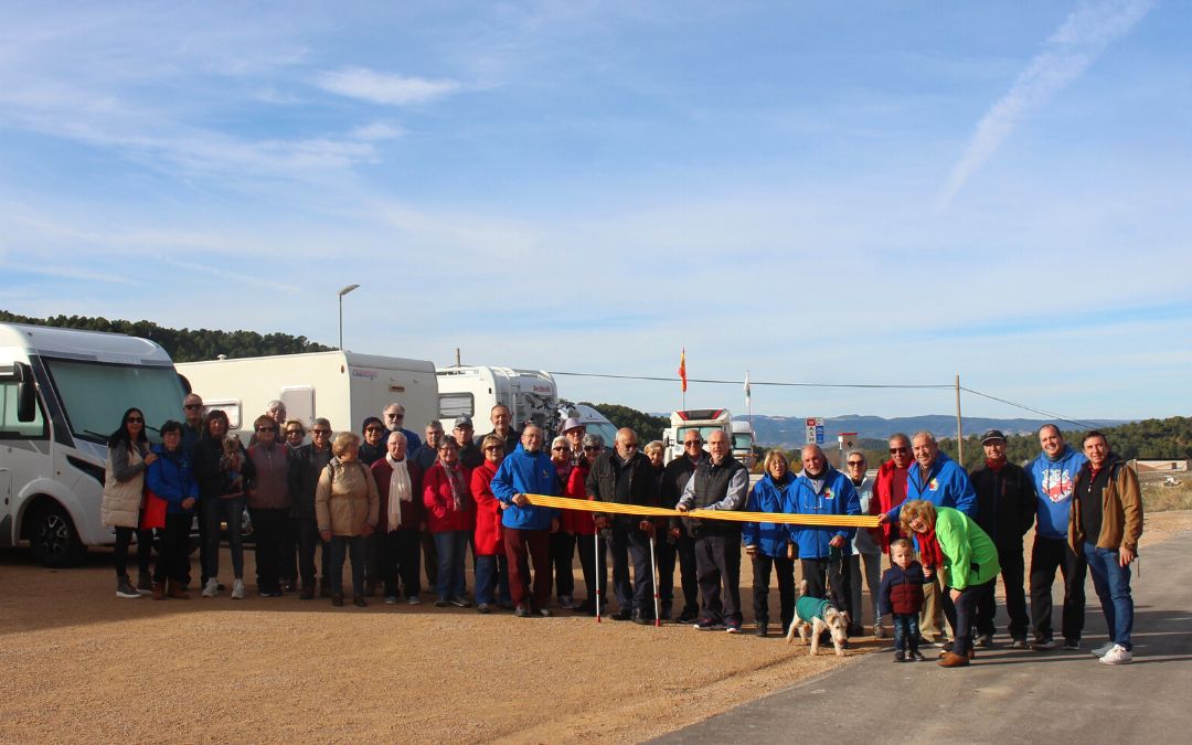 Más de una treintena de aficionados al turismo en autocaravana se reunieron para inaugurar la nueva área de autocaravanas de La Cañada de Verich./ C. O.