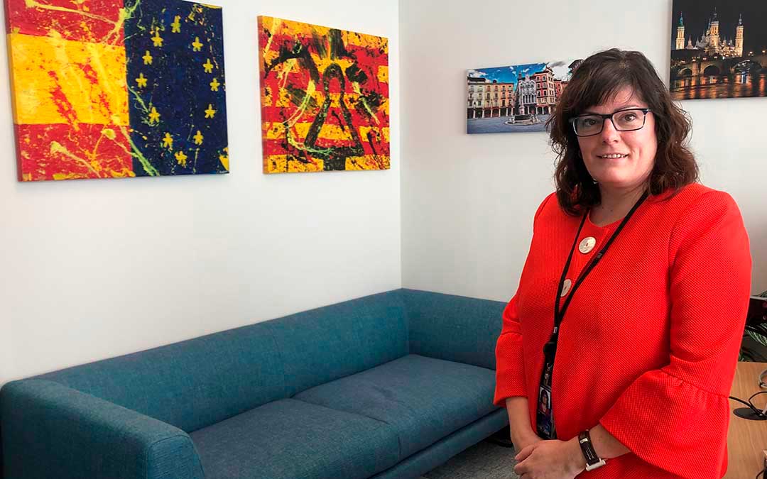 La única eurodiputada aragonesa, la socialista Isabel García Muñoz, en su despacho en Bruselas, donde tiene dos cuadros del artista José Manuel Cardiel, fotografías de las tres provincias y cerámica de su Muel natal / L. Castel