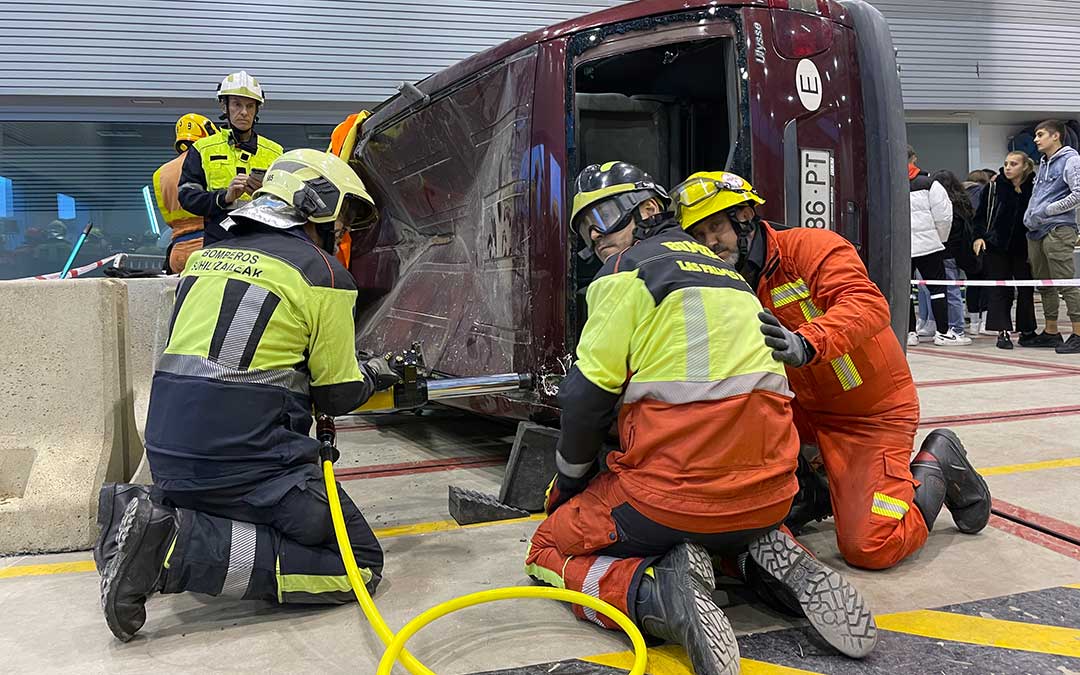 Taller de reposicionamiento de vehículo en vuelco lateral con estabilización dinámica realizado en las jornadas Aprat Rescue Training en Technopark./ María Celiméndiz