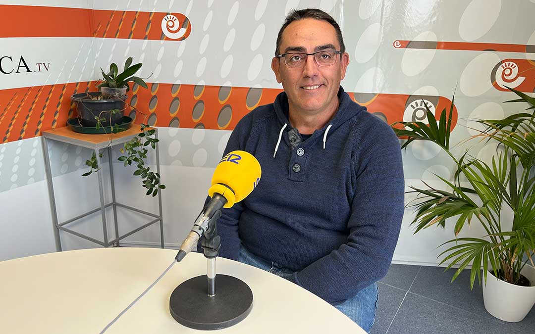 El pescador alcañizano José Manuel Guiu, este jueves, en Radio La Comarca./ E.P.