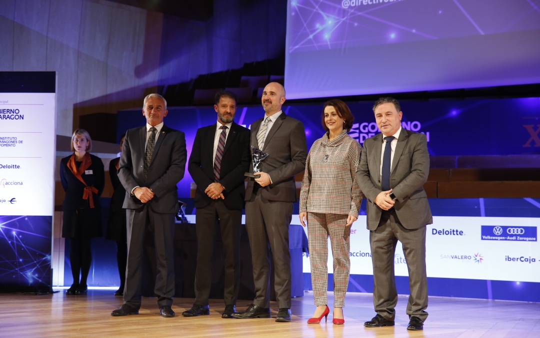 El director general de Grupo Gapiba, Juan Salvador, con el premio a mejor directivo de Teruel./ ADEA