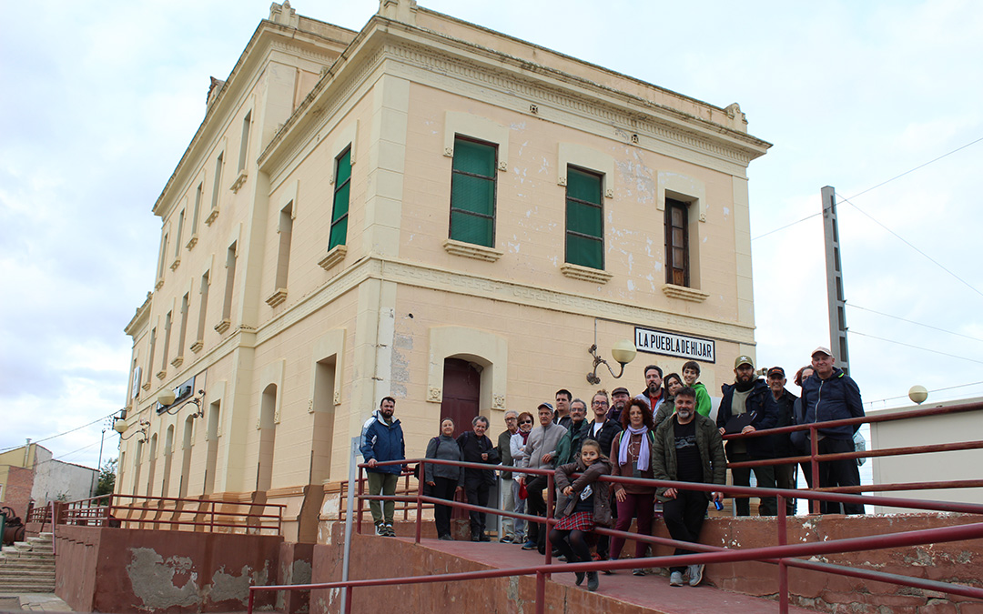 Foto de familia final el domingo tras recorrer la vía verde entre Samper y La Puebla. Se terminó en la estación poblana, un edificio para el que existe un plan de reconversión en establecimiento turístico. / B. Severino