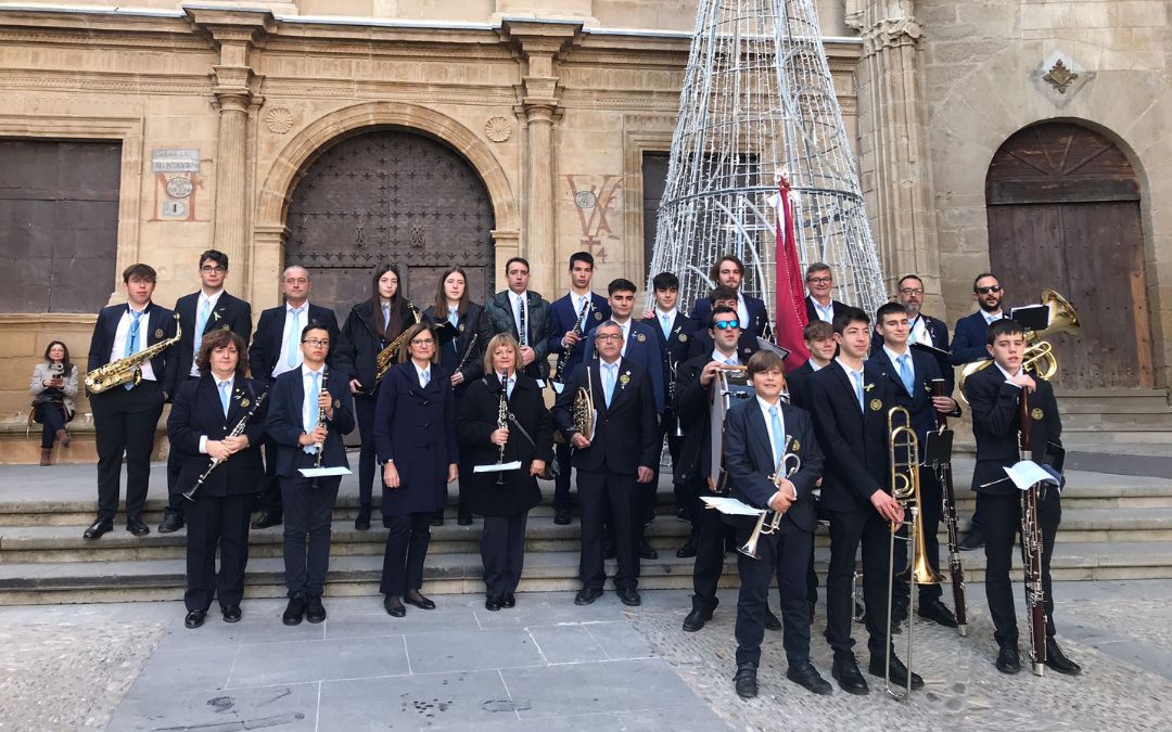 Integrantes de la Lira Alcañizana en la plaza de España./ C. O.