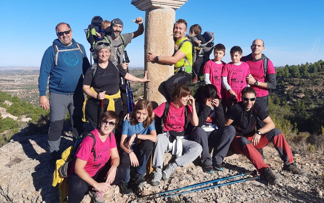 Participantes de la Marcha senderista del Mezquín 2022 en La Codoñera./ C. O.
