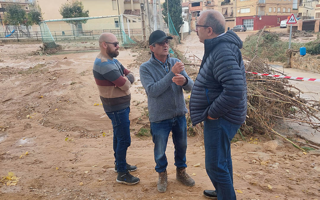 Monclús, Martí y Rando en los destrozos provocados en Mazaleón por la tormenta./J.L.