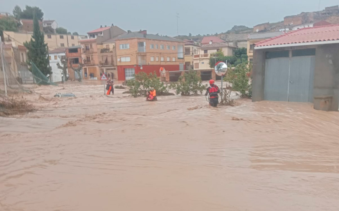 Rescate de dos personas en Mazaleón, que se agarraron a una señal tras salir de su coche que quedó inundado por el agua de la tormenta. / Bomberos DPT