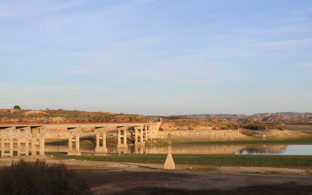 El embalse de Mequinenza a su paso por Caspe a mitad de octubre / P. Sariñena