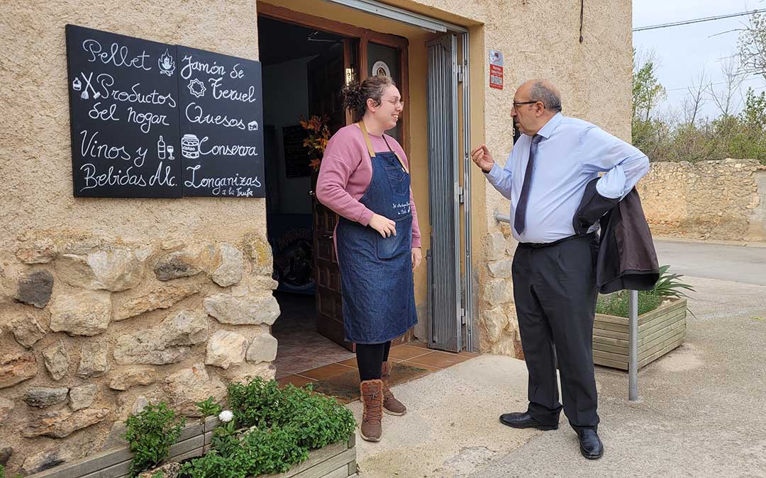 El presidente Rando y la propietaria de 'El antiguo horno de Bello', Danae Bazán, en el exterior del establecimiento./ DPT