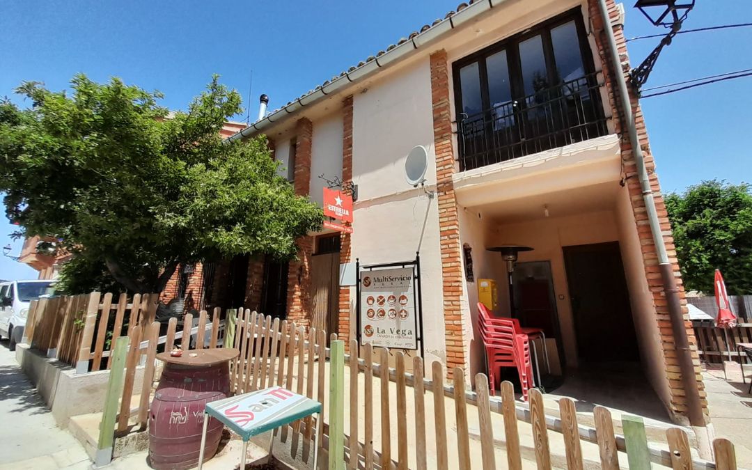 El bar-multiservicio cumple una función imprescindible en la localidad para los 34 vecinos empadronados y también para sus visitantes, que están aumentando por la Silent Route./ L. C.