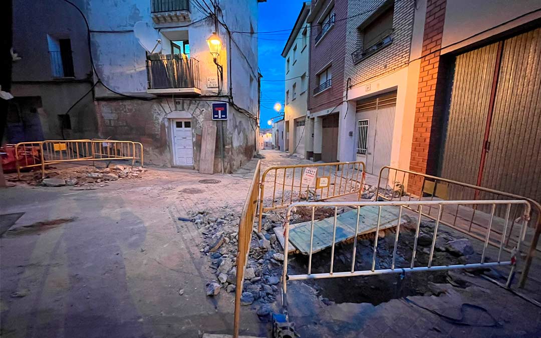 Obras de renovación del pavimento de la calle Arco de San Roque en Caspe./ Ayto. Caspe