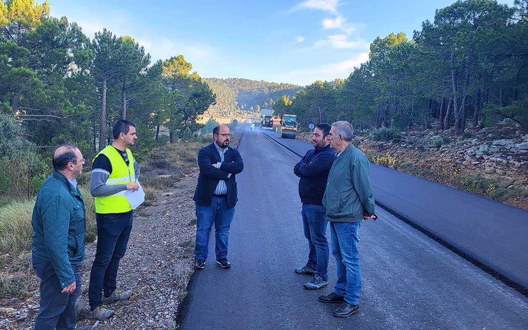El vicepresidente de la DPT Alberto Izquierdo, centro, junto al responsable del Servicio de Vías y Obras José Salvador y los alcaldes de Mora de Rubielos, Cedrillas y Cabra de Mora./ DPT