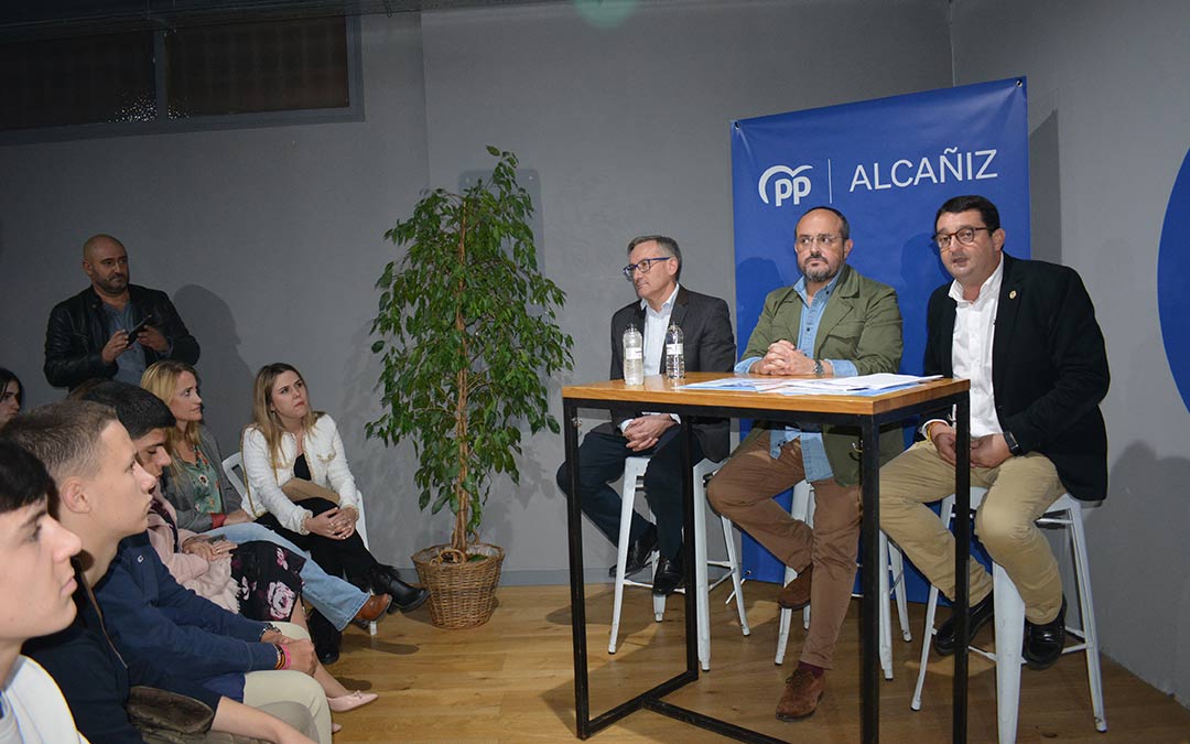 Acto inaugural de la nueva sede del PP en Alcañiz. En la imagen Joaquín Juste, Alejandro Fernández y Miguel Ángel Estevan. /I.M.