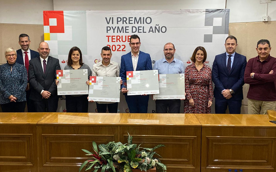 Foto de familia de los premiados y representantes./ Cámara de Comercio de Teruel