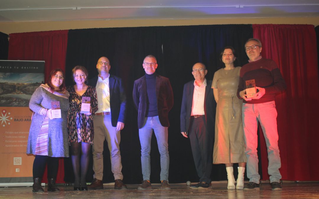 Foto de familia de todos los premiados en la Gala del Turismo del Bajo Aragón./ C. O.
