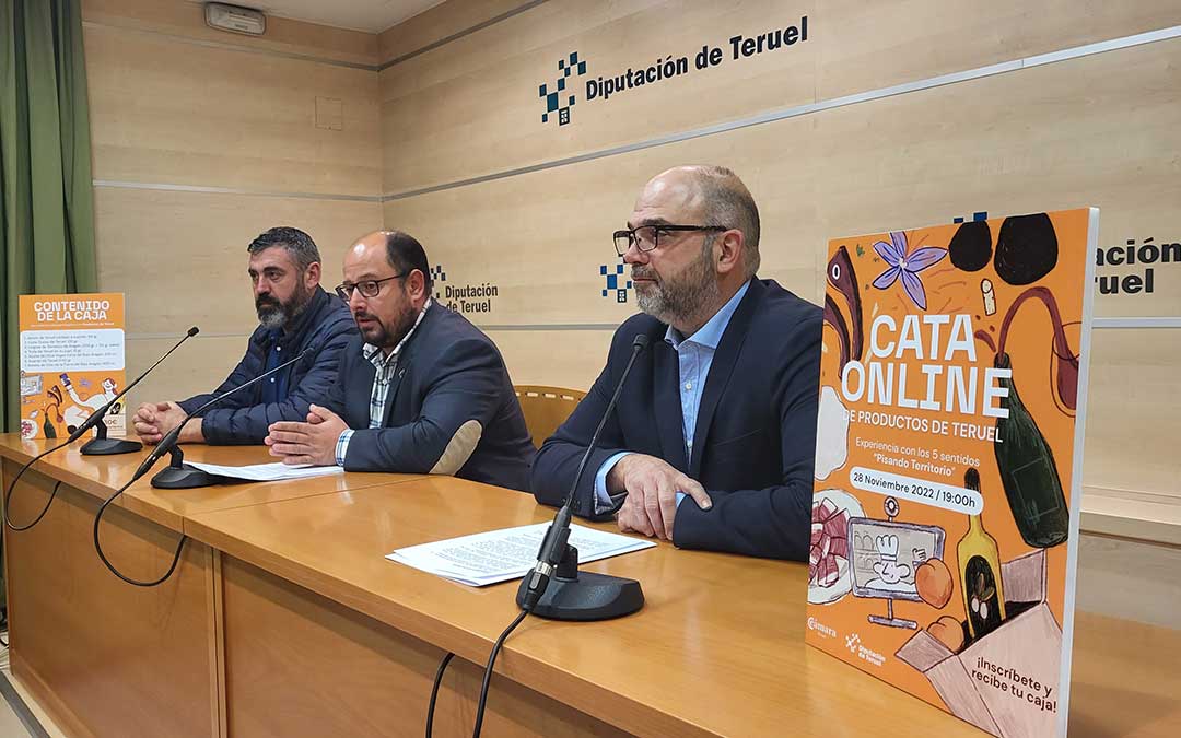 De izquierda a derecha, Antonio Pérez, Alberto Izquierdo y Antonio Santa Isabel durante la presentación de la cata./ DPT