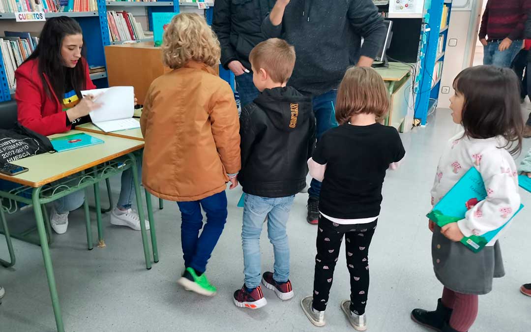 Rebeca Ferruz firmando 'Lucía y su orgullo rural'./ R.F.