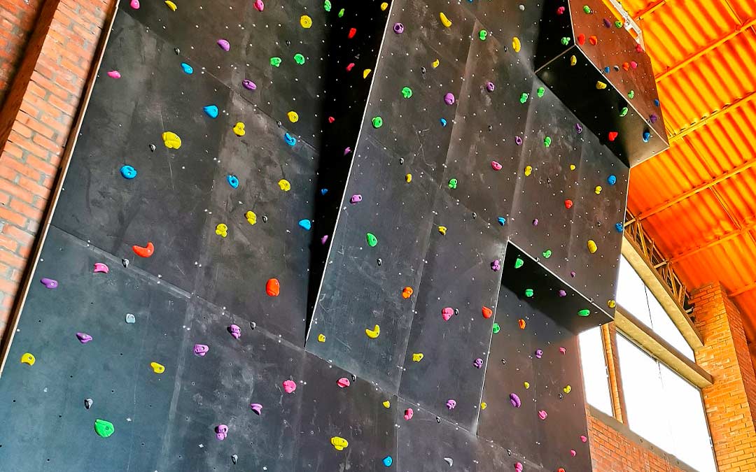 Caspe estrena un nuevo rocódromo en sus instalaciones deportivas./ Ayto Caspe
