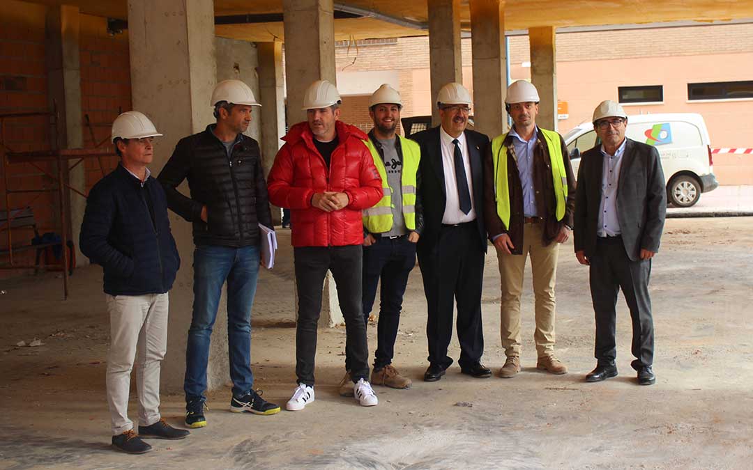 Visita de autoridades y técnicos a las obras de la nueva sede de la Diputación encabezada por el presidente provincial, Manuel Rando./ L. Castel