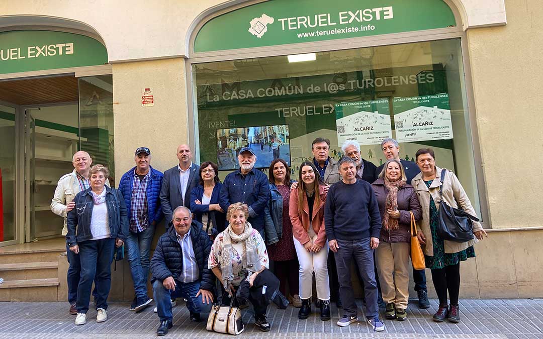 Miembros de Teruel Existe, entre ellos Joaquín Egea y Tomás Guitarte, instantes antes de comenzar el acto de inauguración de la sede en Alcañiz./ Alicia Martín