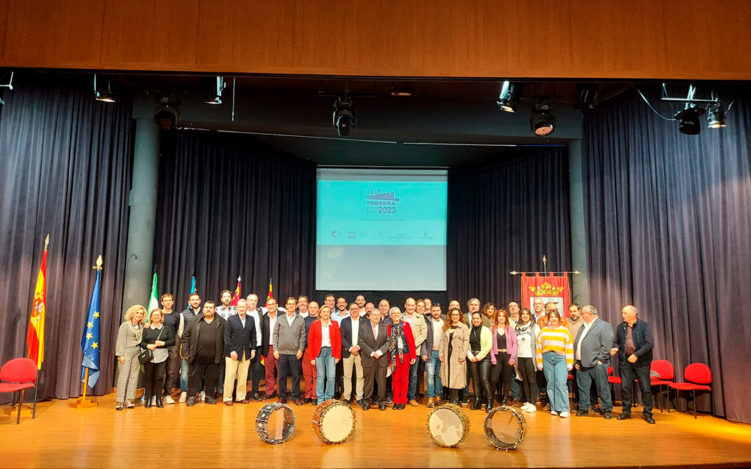 Foto de familia tras la reunión del Consorcio en la localidad manchega de Tobarra. / L.C.