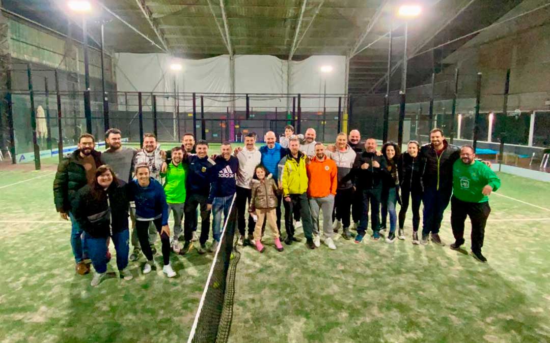 Algunos de los participantes en el II Torneo de Pádel organizado por Bajo Aragón Mostachos Corporeision./ Bajo Aragón Mostachos Corporeision
