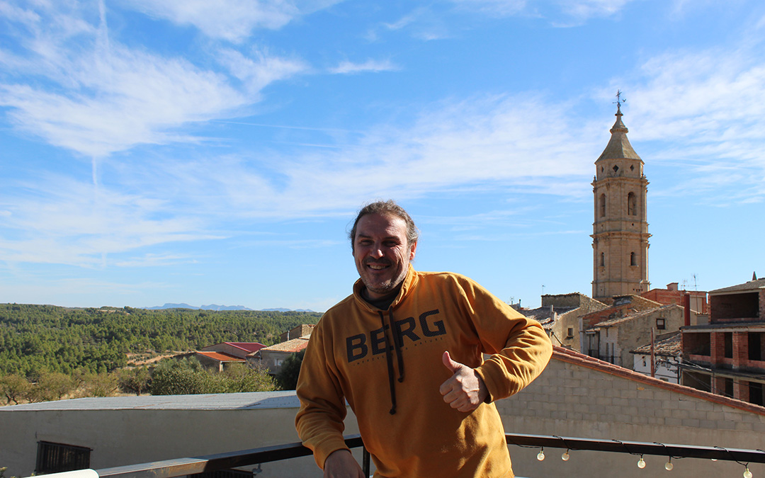 David Gracia posa en Torre del Compte, localidad en la que vive y en la que ha instalado el taller del que salen sus escenografías flúor. / B. Severino