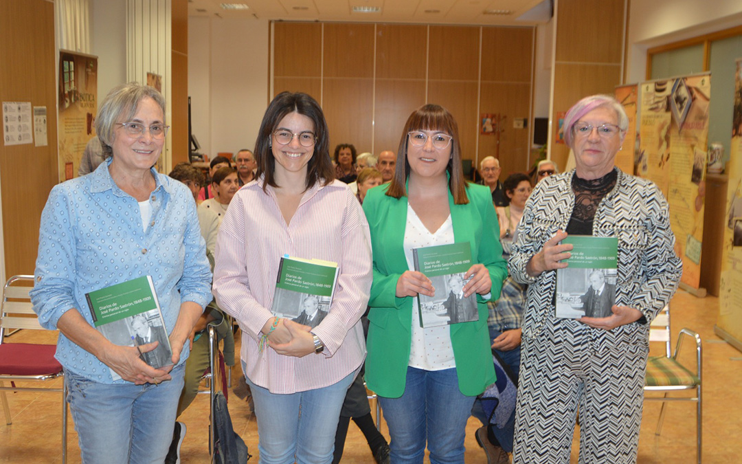 Las editoras Teresa Thomson y Esperanza Miravete, la diputada Susana Traver y la alcaldesa de Torrecilla, Carmen García. / DPT