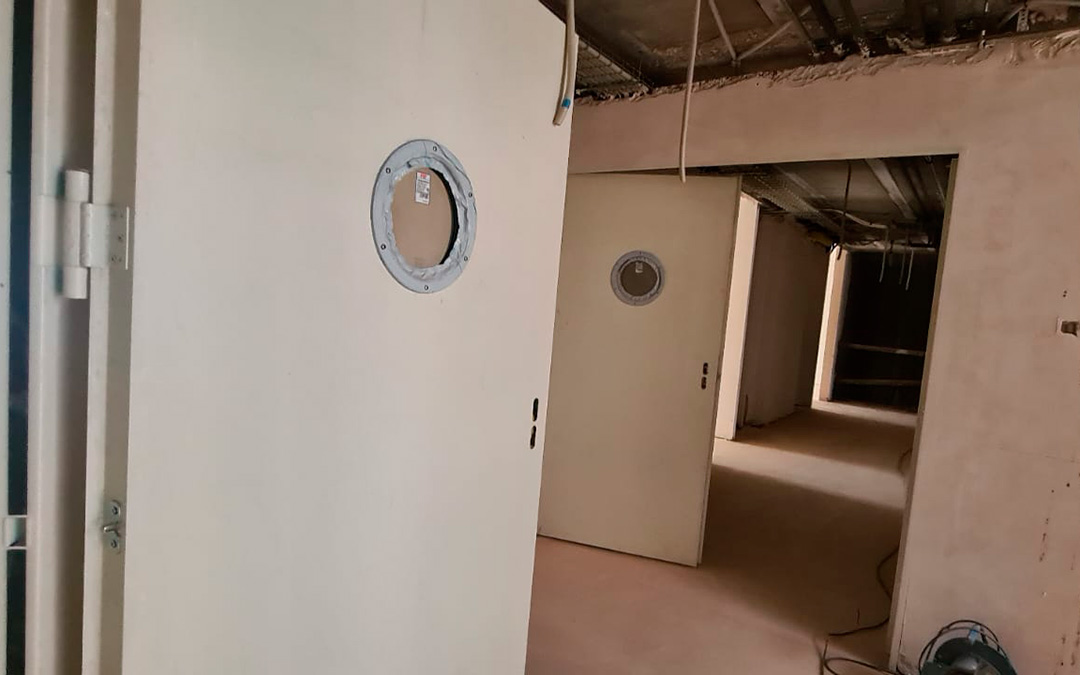 Las puertas cortafuegos que separan pasillos y habitaciones ya están instaladas, así como la climatización radiante./ Ayto. Urrea
